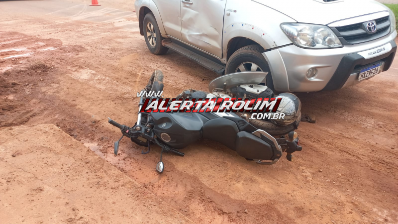 Acidente entre moto e camioneta deixa homem ferido em Rolim de Moura Acidente entre moto e camioneta deixa homem ferido em Rolim de Moura