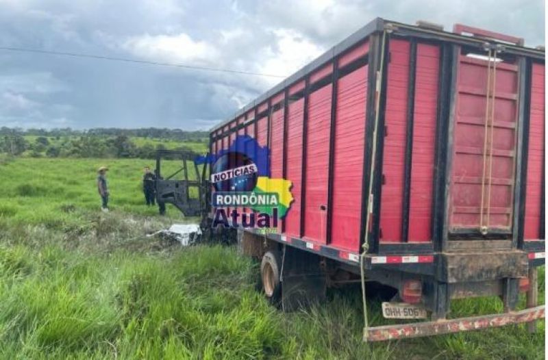 Urgente! Motorista de caminhão boiadeiro morre carbonizado após ser eletrocutado na Linha Santa Rita, em Ji-Paraná Urgente! Motorista de caminhão boiadeiro morre carbonizado após ser eletrocutado na Linha Santa Rita, em Ji-Paraná