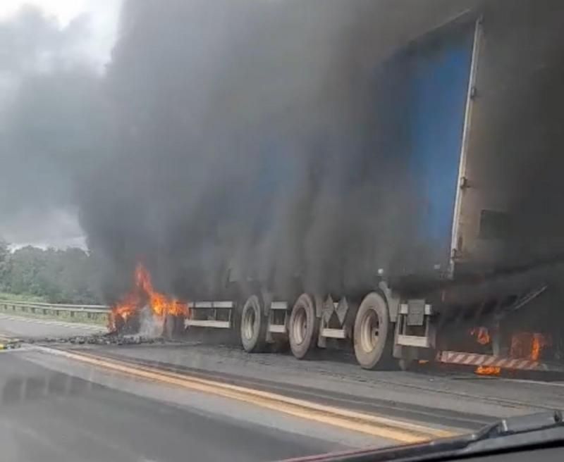 Carreta da Ambev carregada com bebida pega fogo na BR 364 na “Curva da Morte” - Vídeo Carreta da Ambev carregada com bebida pega fogo na BR 364 na “Curva da Morte” - Vídeo
