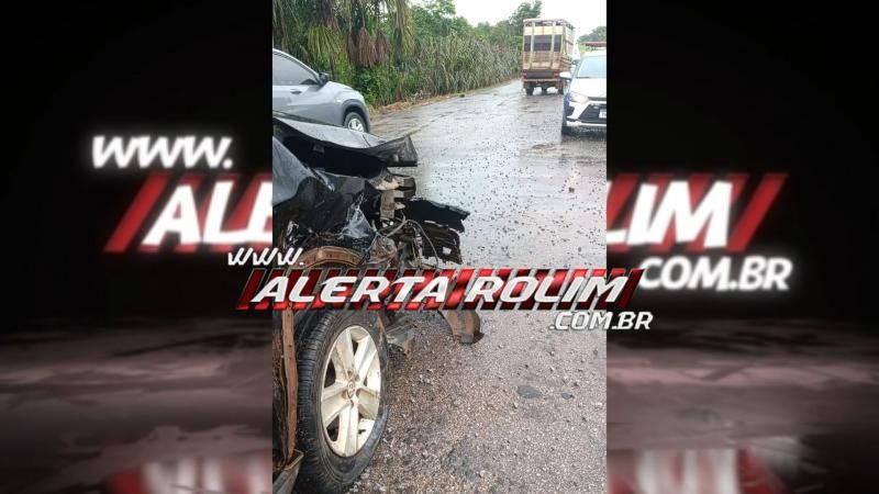 Colisão entre veículos é registrada após derramamento de brita na RO-383 Colisão entre veículos é registrada após derramamento de brita na RO-383