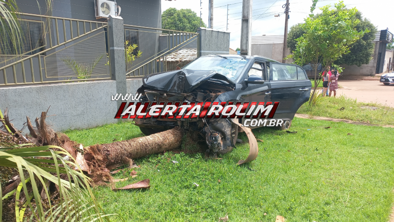 Colisão na Avenida Recife termina com carro contra árvore e motociclista ferido Colisão na Avenida Recife termina com carro contra árvore e motociclista ferido