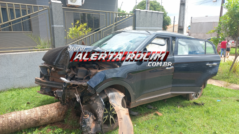 Colisão na Avenida Recife termina com carro contra árvore e motociclista ferido Colisão na Avenida Recife termina com carro contra árvore e motociclista ferido