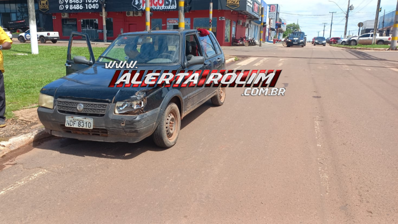 Vídeo - Dois carros colidem em cruzamento semafórico de Rolim de Moura Vídeo - Dois carros colidem em cruzamento semafórico de Rolim de Moura