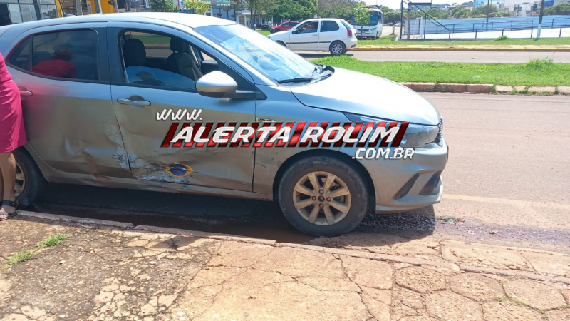 Vídeo - Dois carros colidem em cruzamento semafórico de Rolim de Moura Vídeo - Dois carros colidem em cruzamento semafórico de Rolim de Moura