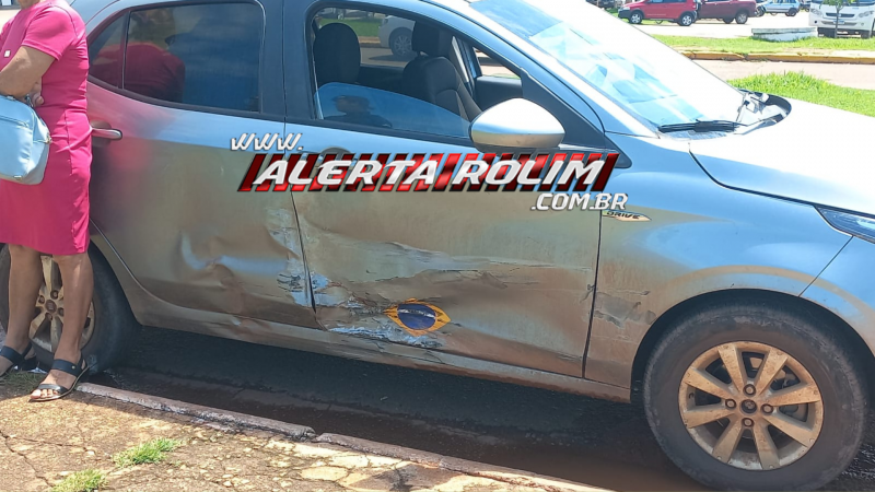 Vídeo - Dois carros colidem em cruzamento semafórico de Rolim de Moura Vídeo - Dois carros colidem em cruzamento semafórico de Rolim de Moura