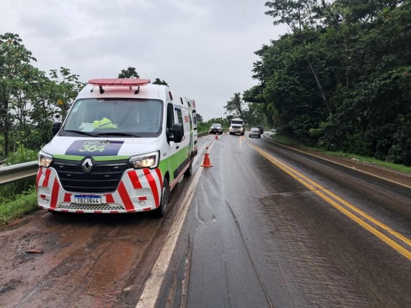 Jaru: Carreta tomba em curva na BR-364, próximo ao Aeroporto do IG Jaru: Carreta tomba em curva na BR-364, próximo ao Aeroporto do IG