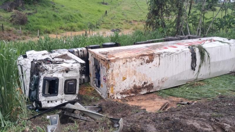 Jaru: Carreta tomba em curva na BR-364, próximo ao Aeroporto do IG Jaru: Carreta tomba em curva na BR-364, próximo ao Aeroporto do IG