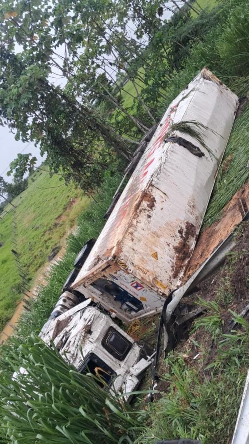 Jaru: Carreta tomba em curva na BR-364, próximo ao Aeroporto do IG Jaru: Carreta tomba em curva na BR-364, próximo ao Aeroporto do IG