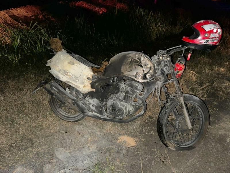 Jovem de 20 anos morreu após tentar desviar de cachorro e bater de frente com caminhão na BR 364 Jovem de 20 anos morreu após tentar desviar de cachorro e bater de frente com caminhão na BR 364