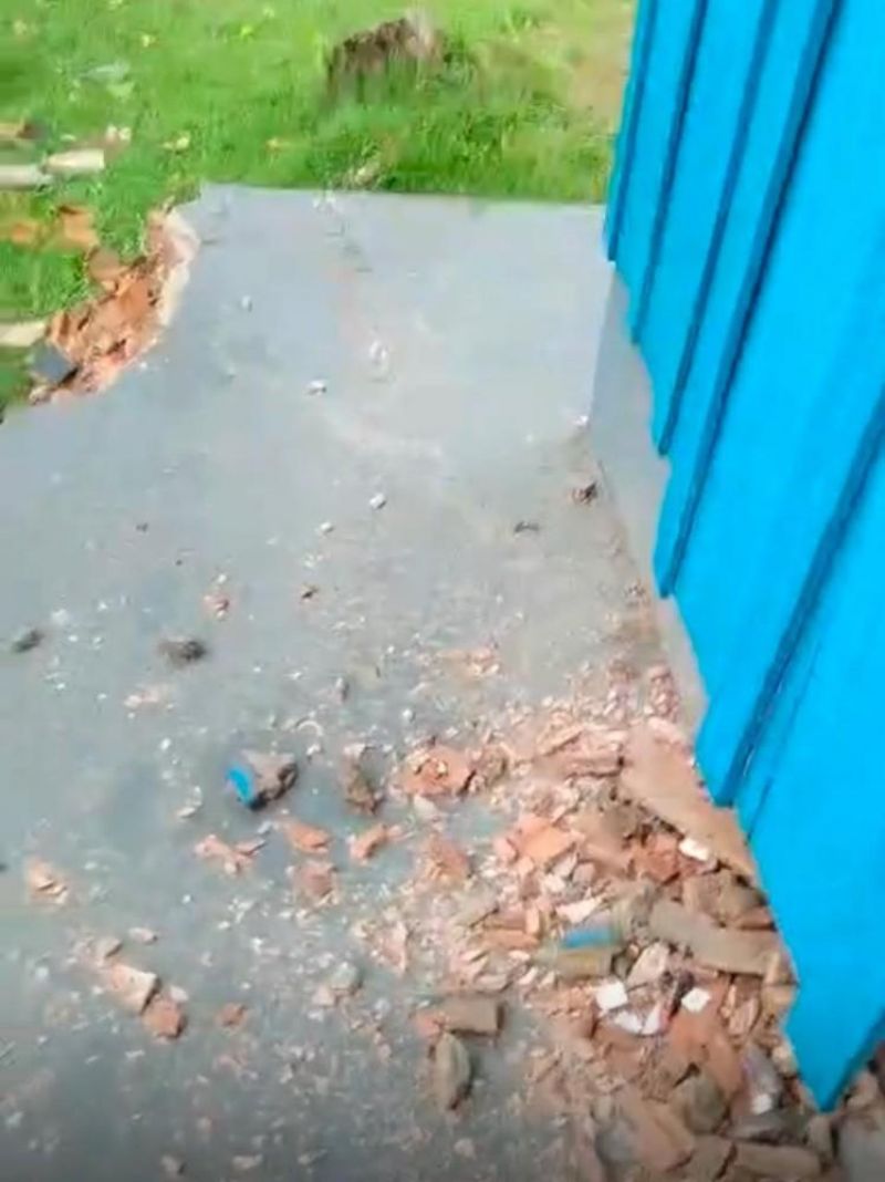 Raio atinge residência e descarga elétrica destrói parte do imóvel, em RO Raio atinge residência e descarga elétrica destrói parte do imóvel, em RO