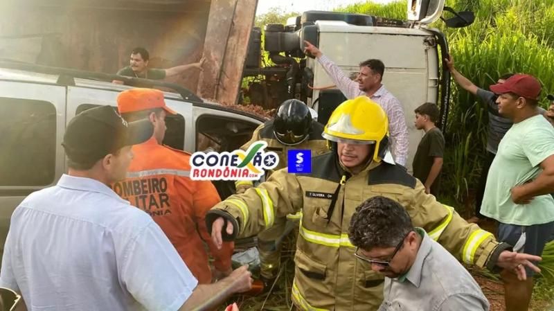 URGENTE: Grave acidente com caminhão caçamba e dois carros deixa motorista preso às ferragens na RO-010 URGENTE: Grave acidente com caminhão caçamba e dois carros deixa motorista preso às ferragens na RO-010