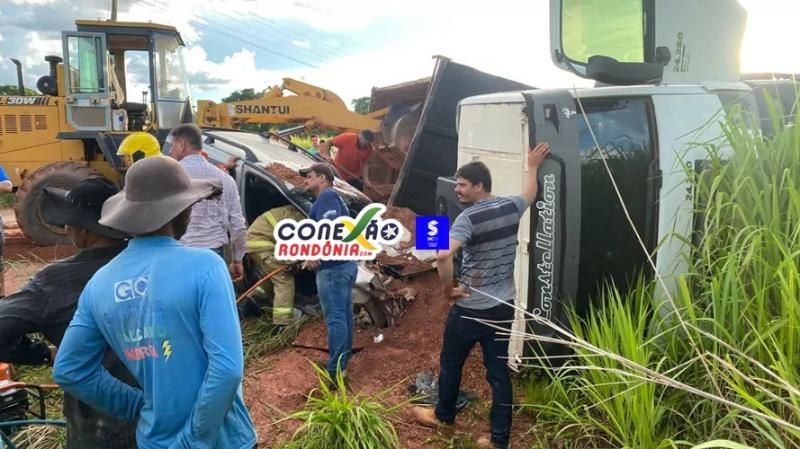 URGENTE: Grave acidente com caminhão caçamba e dois carros deixa motorista preso às ferragens na RO-010 URGENTE: Grave acidente com caminhão caçamba e dois carros deixa motorista preso às ferragens na RO-010
