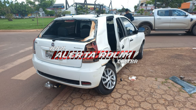 Vídeo - Acidente de trânsito envolvendo carro e caminhonete deixou uma pessoa ferida no centro de Rolim de Moura Vídeo - Acidente de trânsito envolvendo carro e caminhonete deixou uma pessoa ferida no centro de Rolim de Moura
