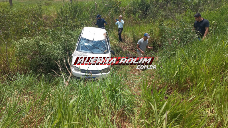 Vídeo- Capotamento foi registrado após condutora perder controle da direção ao passar por buraco na RO 010; passageira foi socorrida Vídeo- Capotamento foi registrado após condutora perder controle da direção ao passar por buraco na RO 010; passageira foi socorrida