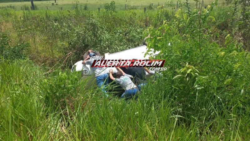 Vídeo- Capotamento foi registrado após condutora perder controle da direção ao passar por buraco na RO 010; passageira foi socorrida Vídeo- Capotamento foi registrado após condutora perder controle da direção ao passar por buraco na RO 010; passageira foi socorrida