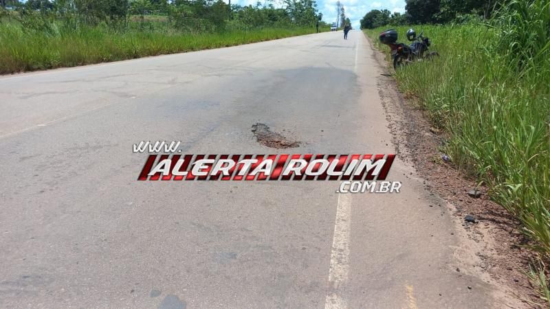 Vídeo- Capotamento foi registrado após condutora perder controle da direção ao passar por buraco na RO 010; passageira foi socorrida Vídeo- Capotamento foi registrado após condutora perder controle da direção ao passar por buraco na RO 010; passageira foi socorrida