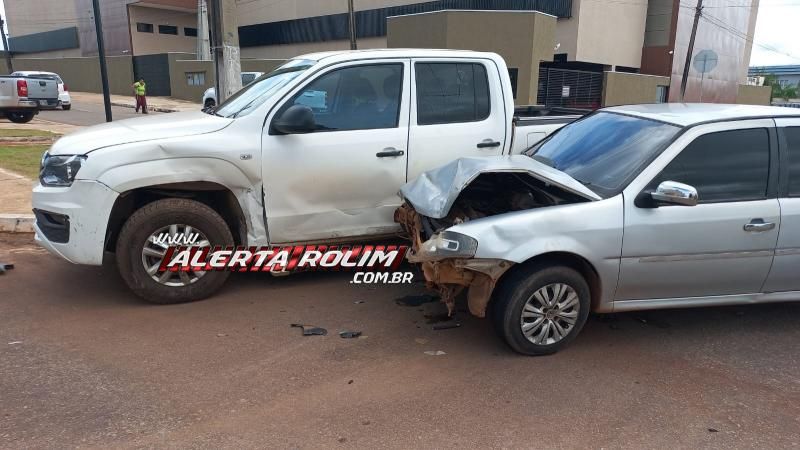 Vídeo - Colisão entre carro e caminhonete mobilizou bombeiros e PM nesta manhã, em Rolim de Moura Vídeo - Colisão entre carro e caminhonete mobilizou bombeiros e PM nesta manhã, em Rolim de Moura