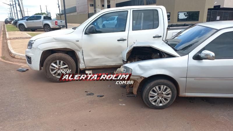 Vídeo - Colisão entre carro e caminhonete mobilizou bombeiros e PM nesta manhã, em Rolim de Moura Vídeo - Colisão entre carro e caminhonete mobilizou bombeiros e PM nesta manhã, em Rolim de Moura