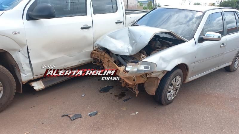 Vídeo - Colisão entre carro e caminhonete mobilizou bombeiros e PM nesta manhã, em Rolim de Moura Vídeo - Colisão entre carro e caminhonete mobilizou bombeiros e PM nesta manhã, em Rolim de Moura