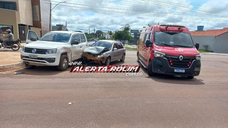 Vídeo - Colisão entre carro e caminhonete mobilizou bombeiros e PM nesta manhã, em Rolim de Moura Vídeo - Colisão entre carro e caminhonete mobilizou bombeiros e PM nesta manhã, em Rolim de Moura