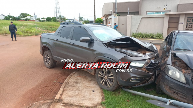 Video- Colisão entre dois carros foi registrada no bairro Jequitibá em Rolim de Moura Video- Colisão entre dois carros foi registrada no bairro Jequitibá em Rolim de Moura