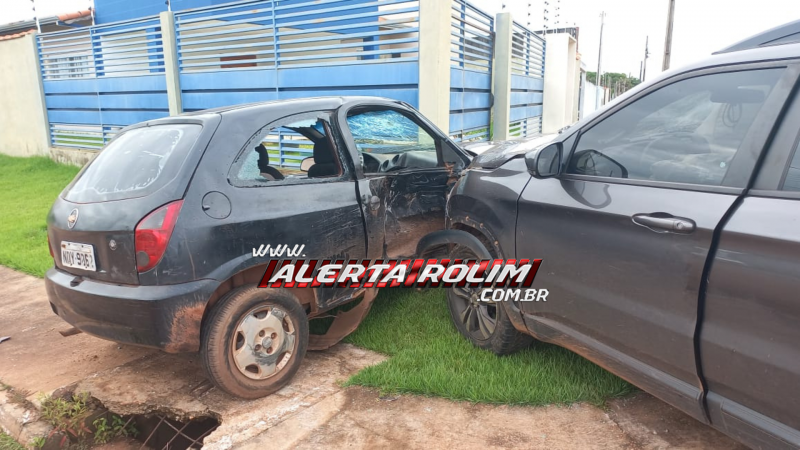 Video- Colisão entre dois carros foi registrada no bairro Jequitibá em Rolim de Moura Video- Colisão entre dois carros foi registrada no bairro Jequitibá em Rolim de Moura