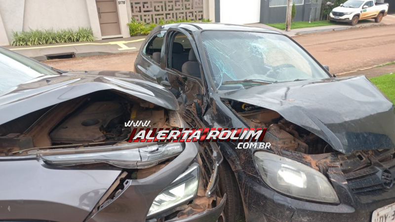 Video- Colisão entre dois carros foi registrada no bairro Jequitibá em Rolim de Moura Video- Colisão entre dois carros foi registrada no bairro Jequitibá em Rolim de Moura