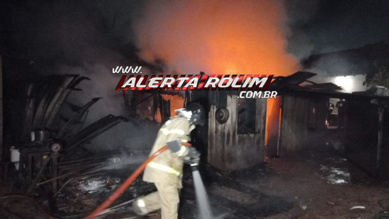 VÍDEO - Incêndio foi registrado nesta sexta-feira no bairro Olímpico em Rolim de Moura VÍDEO - Incêndio foi registrado nesta sexta-feira no bairro Olímpico em Rolim de Moura