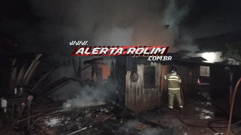 VÍDEO - Incêndio foi registrado nesta sexta-feira no bairro Olímpico em Rolim de Moura VÍDEO - Incêndio foi registrado nesta sexta-feira no bairro Olímpico em Rolim de Moura