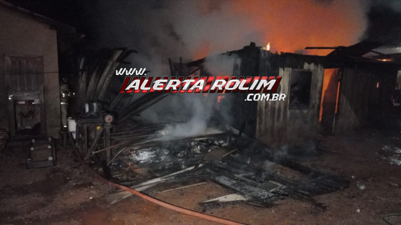 VÍDEO - Incêndio foi registrado nesta sexta-feira no bairro Olímpico em Rolim de Moura VÍDEO - Incêndio foi registrado nesta sexta-feira no bairro Olímpico em Rolim de Moura