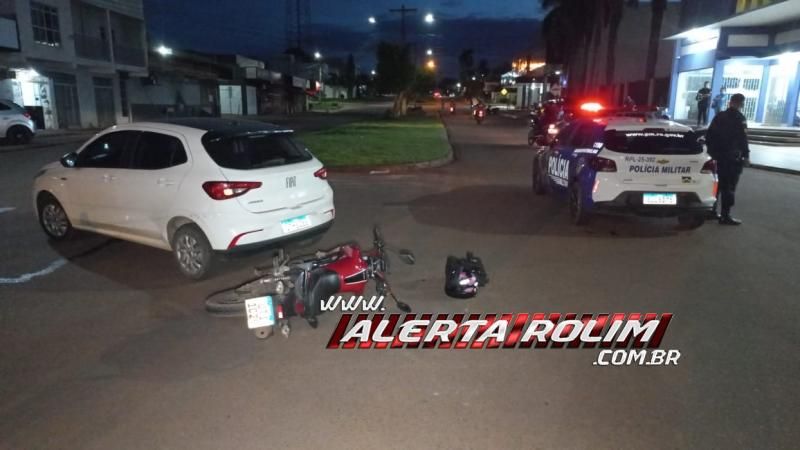 Vídeo - Terceiro acidente do dia envolveu carro e moto e ocorreu no Centro de Rolim de Moura Vídeo - Terceiro acidente do dia envolveu carro e moto e ocorreu no Centro de Rolim de Moura