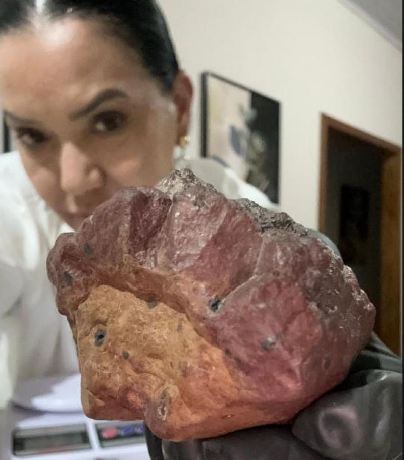 FRAGMENTO ESPACIAL: Casa é atingida por dois meteoritos em município de Rondônia FRAGMENTO ESPACIAL: Casa é atingida por dois meteoritos em município de Rondônia