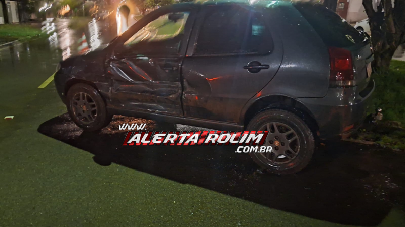 Video - Acidente de trânsito envolveu dois carros nesta noite, em Rolim de Moura Video - Acidente de trânsito envolveu dois carros nesta noite, em Rolim de Moura