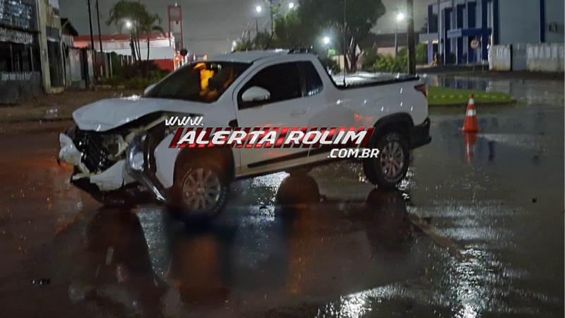 Video - Acidente de trânsito envolveu dois carros nesta noite, em Rolim de Moura Video - Acidente de trânsito envolveu dois carros nesta noite, em Rolim de Moura