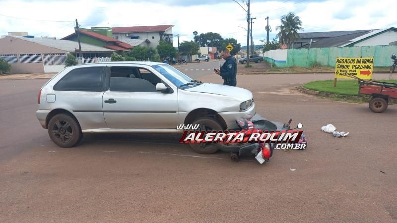 Vídeo - Colisão no primeiro dia do mês deixa moto embaixo de carro em Rolim de Moura Vídeo - Colisão no primeiro dia do mês deixa moto embaixo de carro em Rolim de Moura