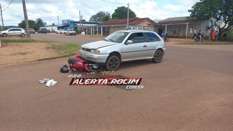 Vídeo - Colisão no primeiro dia do mês deixa moto embaixo de carro em Rolim de Moura Vídeo - Colisão no primeiro dia do mês deixa moto embaixo de carro em Rolim de Moura
