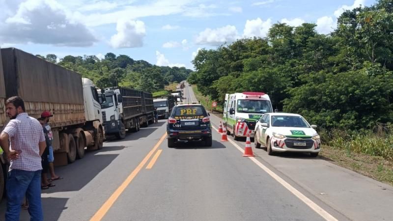 Acidente entre caminhões é registrado em sistema de “Pare e Siga” na BR-364 Acidente entre caminhões é registrado em sistema de “Pare e Siga” na BR-364