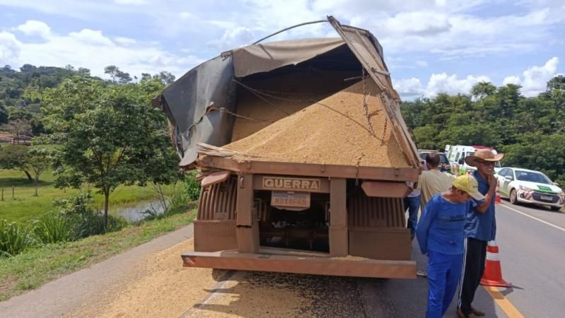 Acidente entre caminhões é registrado em sistema de “Pare e Siga” na BR-364 Acidente entre caminhões é registrado em sistema de “Pare e Siga” na BR-364