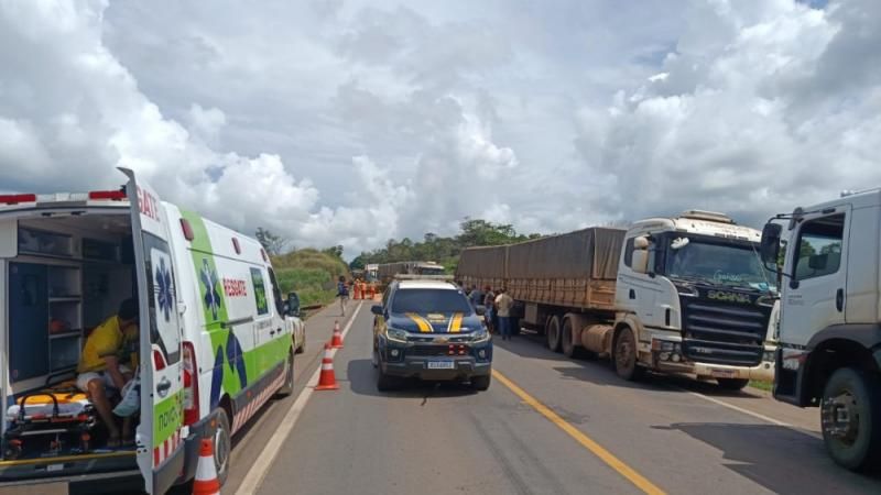 Acidente entre caminhões é registrado em sistema de “Pare e Siga” na BR-364 Acidente entre caminhões é registrado em sistema de “Pare e Siga” na BR-364