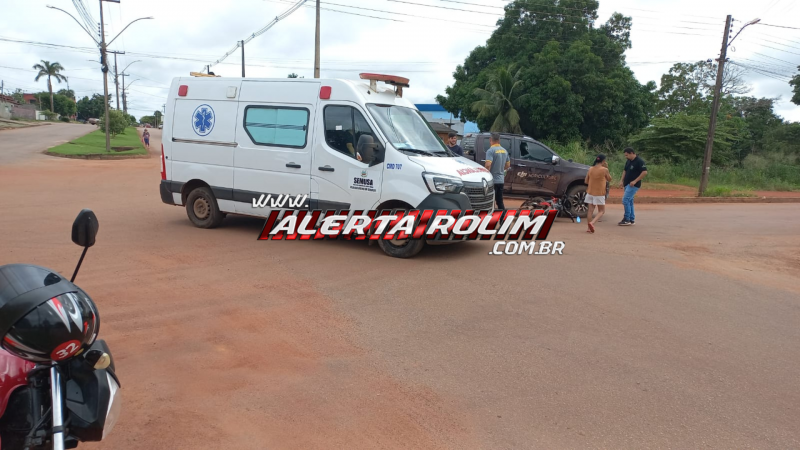 Acidente entre moto e caminhonete deixa motociclista ferido em Rolim de Moura - Vídeo Acidente entre moto e caminhonete deixa motociclista ferido em Rolim de Moura - Vídeo