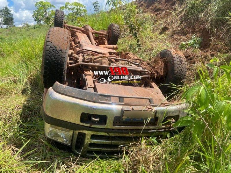 Alta Floresta – Motorista fica ferido após capotamento de caminhonete na Linha P. 50. Alta Floresta – Motorista fica ferido após capotamento de caminhonete na Linha P. 50.