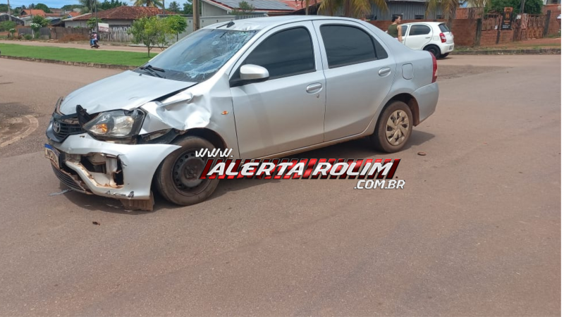 Colisão entre carro e moto deixa motociclista com fratura em uma das pernas, em Rolim de Moura; vídeo Colisão entre carro e moto deixa motociclista com fratura em uma das pernas, em Rolim de Moura; vídeo