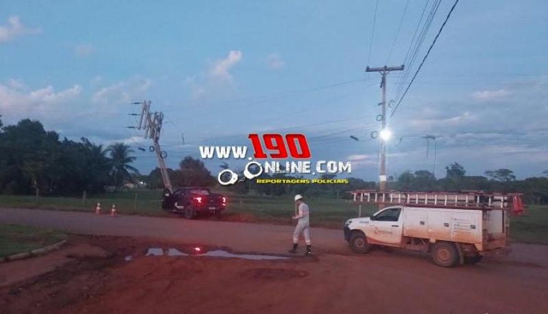 Motorista colide caminhonete contra poste, em Alta Floresta Motorista colide caminhonete contra poste, em Alta Floresta