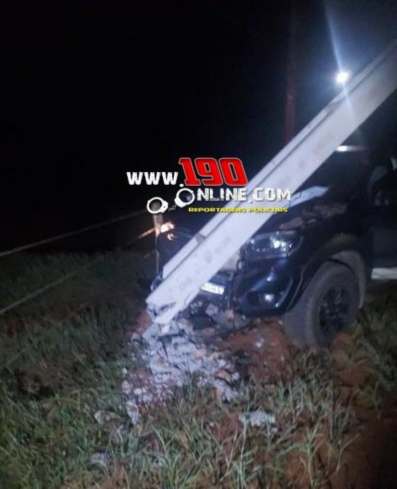 Motorista colide caminhonete contra poste, em Alta Floresta Motorista colide caminhonete contra poste, em Alta Floresta