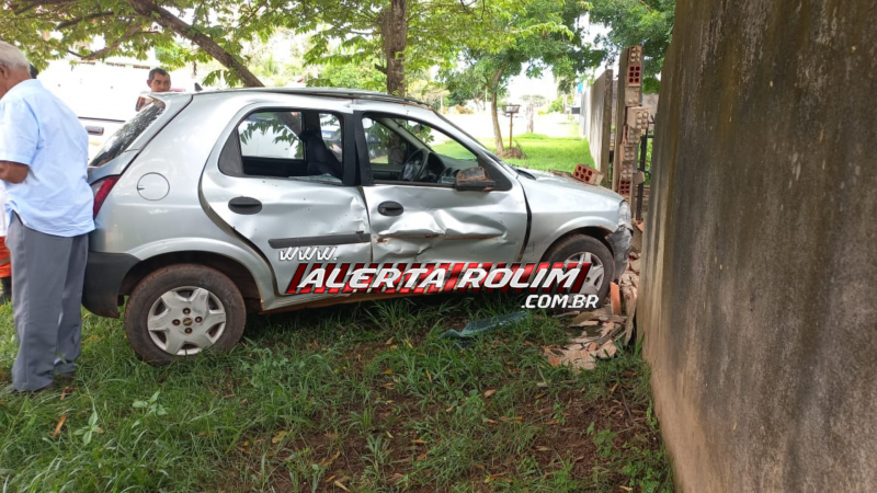 Motorista perde controle após batida e carro atinge muro de residência em Rolim de Moura – Vídeo Motorista perde controle após batida e carro atinge muro de residência em Rolim de Moura – Vídeo