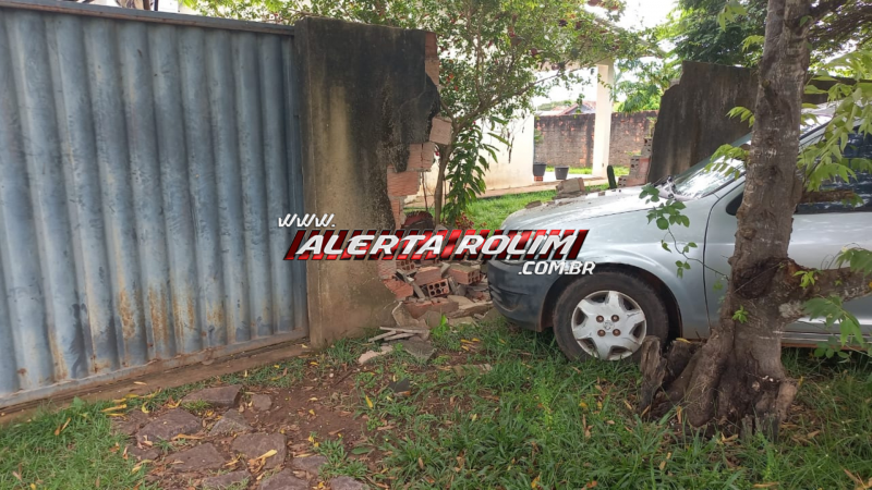 Motorista perde controle após batida e carro atinge muro de residência em Rolim de Moura – Vídeo Motorista perde controle após batida e carro atinge muro de residência em Rolim de Moura – Vídeo