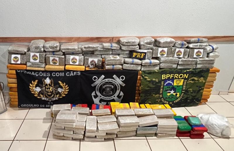 PF apreende 400 kg drogas e arma de fogo e prende suspeitos no Rio Madeira PF apreende 400 kg drogas e arma de fogo e prende suspeitos no Rio Madeira
