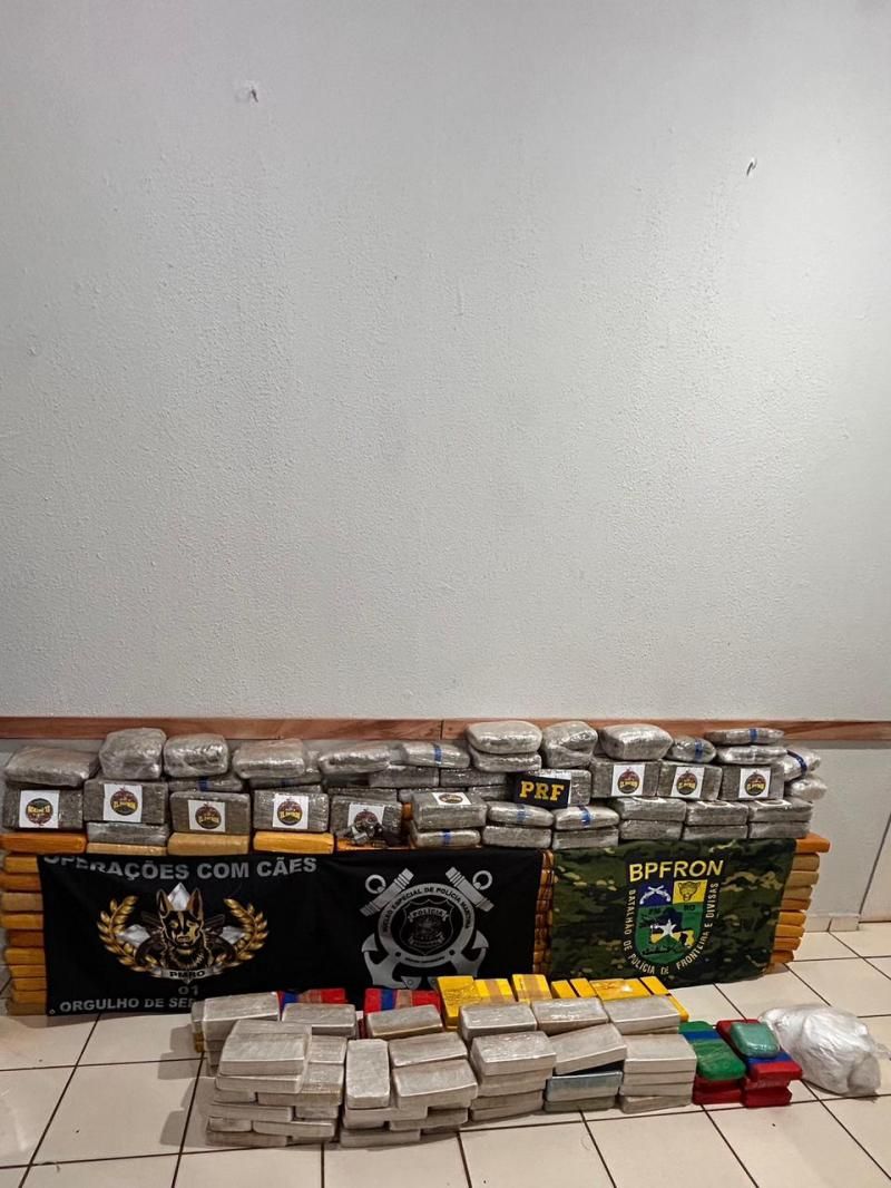 PF apreende 400 kg drogas e arma de fogo e prende suspeitos no Rio Madeira PF apreende 400 kg drogas e arma de fogo e prende suspeitos no Rio Madeira