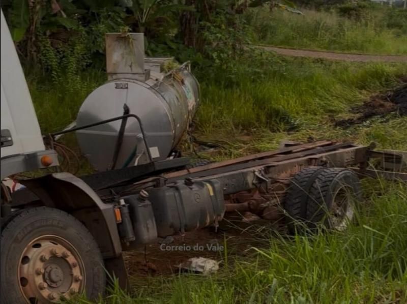 Veja vídeo: Caminhão leiteiro tomba na área urbana de Alvorada do Oeste durante a madrugada Veja vídeo: Caminhão leiteiro tomba na área urbana de Alvorada do Oeste durante a madrugada