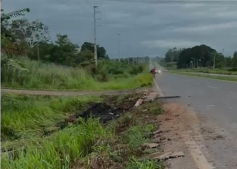 Veja vídeo: Caminhão leiteiro tomba na área urbana de Alvorada do Oeste durante a madrugada Veja vídeo: Caminhão leiteiro tomba na área urbana de Alvorada do Oeste durante a madrugada